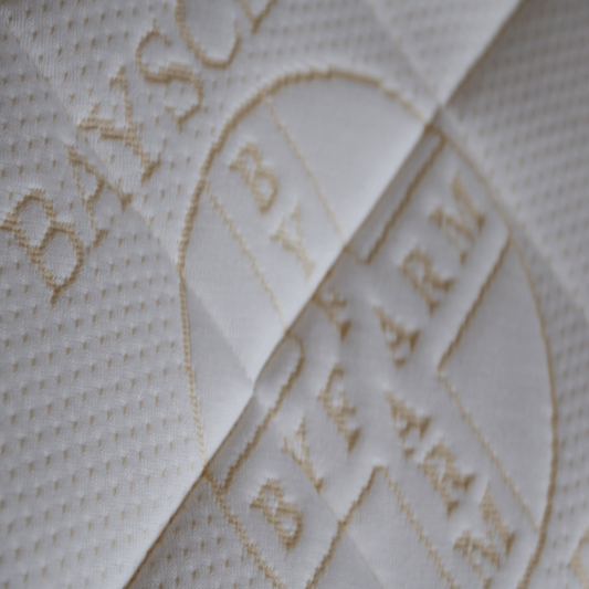 Matratze Universal Byfarm – Detailaufnahme: pflegeleicht, langlebig und ideal fuer den intensiven Einsatz.