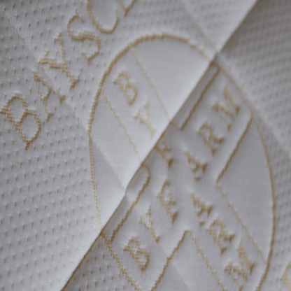 Matratze Universal Byfarm – Detailaufnahme: pflegeleicht, langlebig und ideal fuer den intensiven Einsatz.