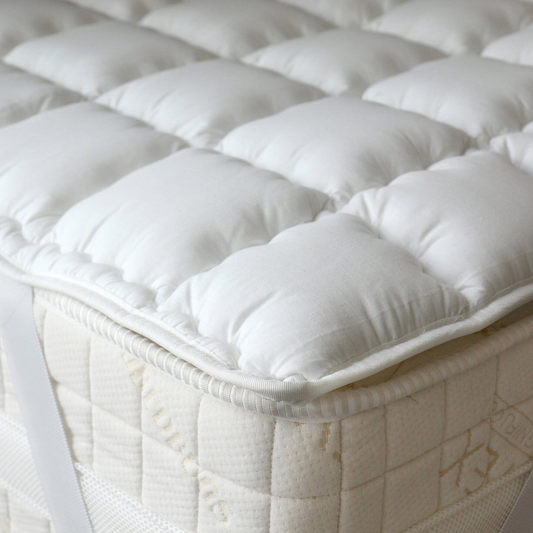 Topper PRAIANO – Hauptansicht: hochwertige Hotelausstattung fuer erholsamen Gaesteschlaf in Hotels und Unterkuenften in der Schweiz.